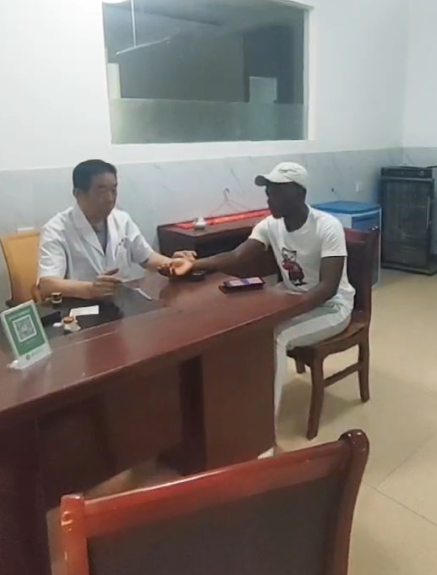 赵院长妙手仁心，中医方治好国际友人皮肤顽疾