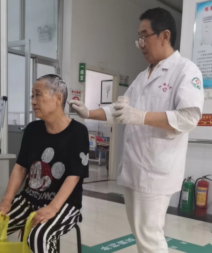 赵院长妙手解顽疾，中医方治好多年头皮牛皮癣疾病疾病